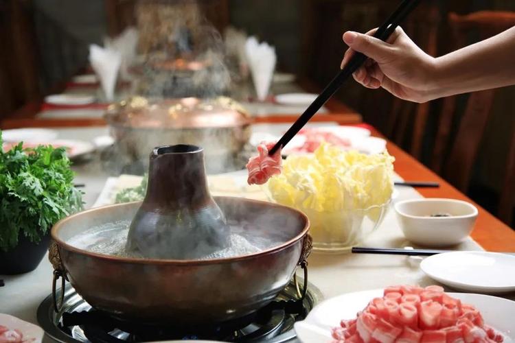 11月1日起实施的《上海市公共卫生应急管理条例》规定,餐饮服务单位